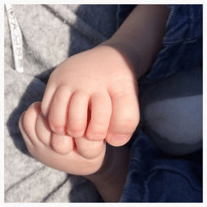 Bedenk me hoe die voeten ooit grote mannenvoeten zullen worden. Hopelijk, want dat moet de moeder van dit kind ook hebben gedacht.